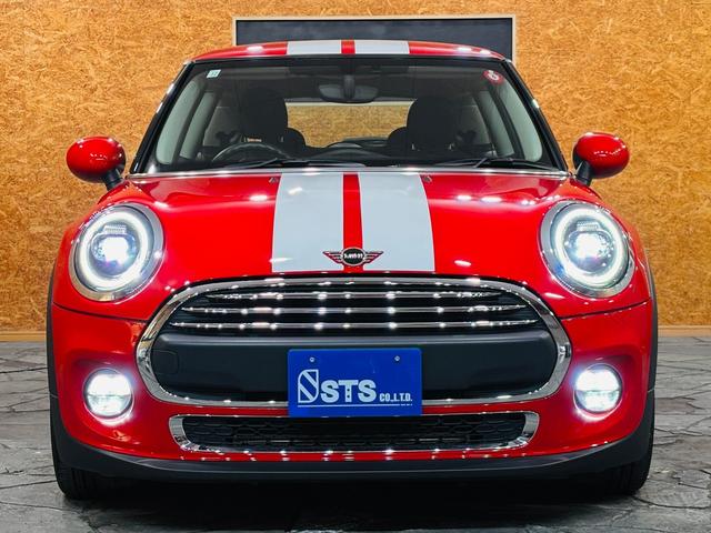 ＭＩＮＩ ヴィクトリア　白センターストライプ　純正ナビ　Ｂｌｕｅｔｏｏｔｈ　バックカメラ　純正１５インチＡＷ　ユニオンジャックテールライト　ＬＥＤヘッドライト　フォグランプ　ドラレコ　スマートキー　ＥＴＣ　走行１．３万キロ台（9枚目）