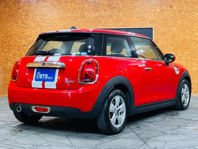 ＭＩＮＩ ヴィクトリア　白センターストライプ　純正ナビ　Ｂｌｕｅｔｏｏｔｈ　バックカメラ　純正１５インチＡＷ　ユニオンジャックテールライト　ＬＥＤヘッドライト　フォグランプ　ドラレコ　スマートキー　ＥＴＣ　走行１．３万キロ台（14枚目）