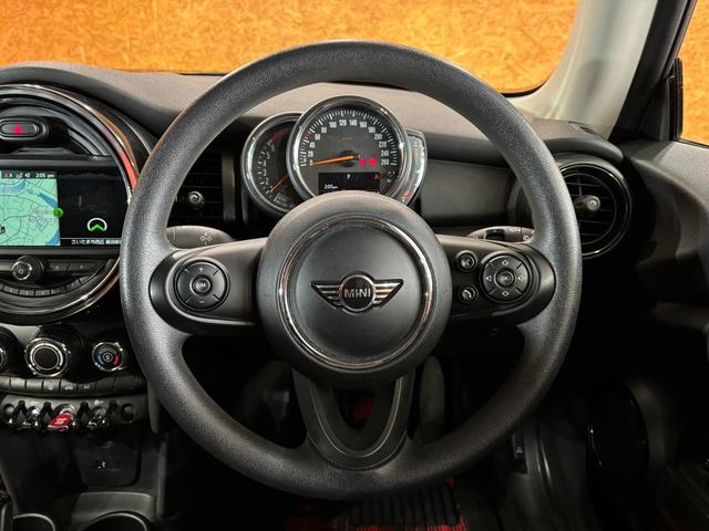 ＭＩＮＩ ヴィクトリア　白センターストライプ　純正ナビ　Ｂｌｕｅｔｏｏｔｈ　バックカメラ　純正１５インチＡＷ　ユニオンジャックテールライト　ＬＥＤヘッドライト　フォグランプ　ドラレコ　スマートキー　ＥＴＣ　走行１．３万キロ台（23枚目）