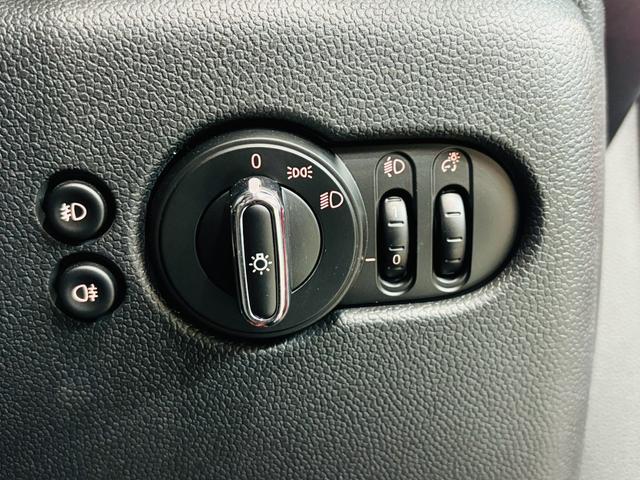 ＭＩＮＩ ヴィクトリア　白センターストライプ　純正ナビ　Ｂｌｕｅｔｏｏｔｈ　バックカメラ　純正１５インチＡＷ　ユニオンジャックテールライト　ＬＥＤヘッドライト　フォグランプ　ドラレコ　スマートキー　ＥＴＣ　走行１．３万キロ台（28枚目）