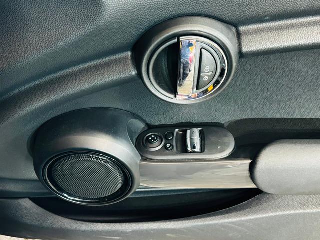 ＭＩＮＩ ヴィクトリア　白センターストライプ　純正ナビ　Ｂｌｕｅｔｏｏｔｈ　バックカメラ　純正１５インチＡＷ　ユニオンジャックテールライト　ＬＥＤヘッドライト　フォグランプ　ドラレコ　スマートキー　ＥＴＣ　走行１．３万キロ台（29枚目）