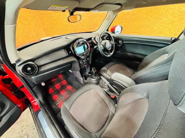 ＭＩＮＩ ヴィクトリア　白センターストライプ　純正ナビ　Ｂｌｕｅｔｏｏｔｈ　バックカメラ　純正１５インチＡＷ　ユニオンジャックテールライト　ＬＥＤヘッドライト　フォグランプ　ドラレコ　スマートキー　ＥＴＣ　走行１．３万キロ台（48枚目）