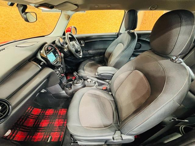 ＭＩＮＩ ヴィクトリア　白センターストライプ　純正ナビ　Ｂｌｕｅｔｏｏｔｈ　バックカメラ　純正１５インチＡＷ　ユニオンジャックテールライト　ＬＥＤヘッドライト　フォグランプ　ドラレコ　スマートキー　ＥＴＣ　走行１．３万キロ台（49枚目）