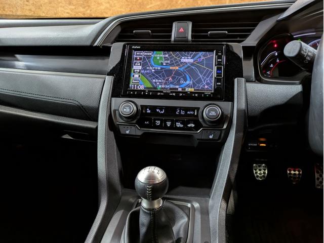 シビック ハッチバック　６速ＭＴ　センターデュアルマフラー　リアスポイラー　ホンダセンシング　ハーフレザー　シートヒーター　パワーシート　純正ナビ　フルセグＴＶ　バックモニター　ＬＥＤヘッドライト　純正ＡＷ　クルコン　ＥＴＣ（40枚目）