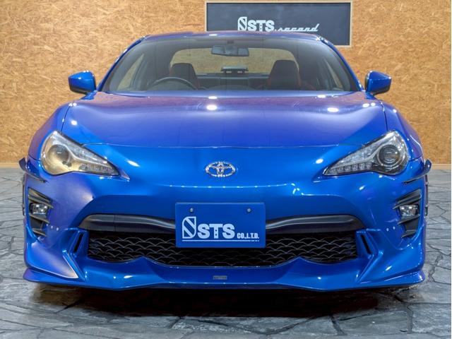 ８６ ＧＴリミテッド　ハイパフォーマンスパッケージ　ＴＲＤフロントエアロ　社外リアスポイラ　ＨＫＳ車高調　ＡＤＶＡＮ１７インチＡＷ　純正２本出しマフラー　ＬＥＤヘッドライト　フォグランプ　ハーフレザーシート　シートヒーター　オーディオ　クルコン　ＥＴＣ（7枚目）