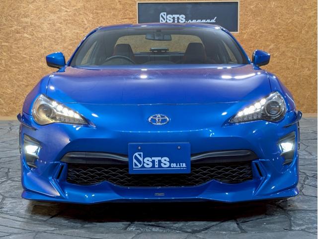 ８６ ＧＴリミテッド　ハイパフォーマンスパッケージ　ＴＲＤフロントエアロ　社外リアスポイラ　ＨＫＳ車高調　ＡＤＶＡＮ１７インチＡＷ　純正２本出しマフラー　ＬＥＤヘッドライト　フォグランプ　ハーフレザーシート　シートヒーター　オーディオ　クルコン　ＥＴＣ（8枚目）
