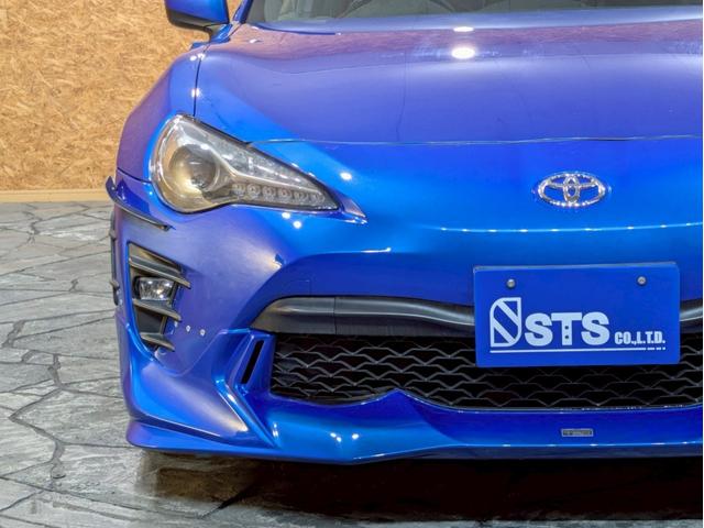 ８６ ＧＴリミテッド　ハイパフォーマンスパッケージ　ＴＲＤフロントエアロ　社外リアスポイラ　ＨＫＳ車高調　ＡＤＶＡＮ１７インチＡＷ　純正２本出しマフラー　ＬＥＤヘッドライト　フォグランプ　ハーフレザーシート　シートヒーター　オーディオ　クルコン　ＥＴＣ（10枚目）