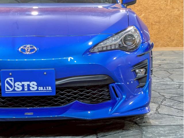 ８６ ＧＴリミテッド　ハイパフォーマンスパッケージ　ＴＲＤフロントエアロ　社外リアスポイラ　ＨＫＳ車高調　ＡＤＶＡＮ１７インチＡＷ　純正２本出しマフラー　ＬＥＤヘッドライト　フォグランプ　ハーフレザーシート　シートヒーター　オーディオ　クルコン　ＥＴＣ（11枚目）