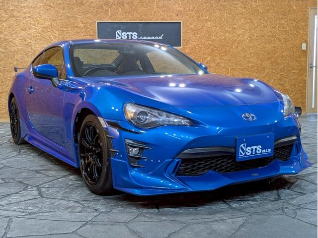 ８６ ＧＴリミテッド　ハイパフォーマンスパッケージ　ＴＲＤフロントエアロ　社外リアスポイラ　ＨＫＳ車高調　ＡＤＶＡＮ１７インチＡＷ　純正２本出しマフラー　ＬＥＤヘッドライト　フォグランプ　ハーフレザーシート　シートヒーター　オーディオ　クルコン　ＥＴＣ（12枚目）