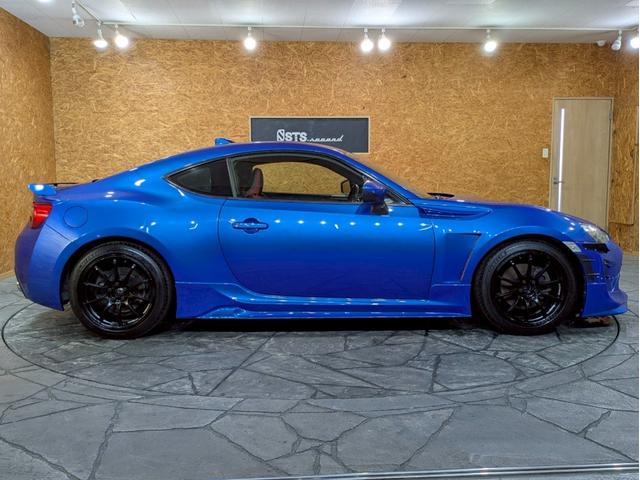 ８６ ＧＴリミテッド　ハイパフォーマンスパッケージ　ＴＲＤフロントエアロ　社外リアスポイラ　ＨＫＳ車高調　ＡＤＶＡＮ１７インチＡＷ　純正２本出しマフラー　ＬＥＤヘッドライト　フォグランプ　ハーフレザーシート　シートヒーター　オーディオ　クルコン　ＥＴＣ（13枚目）