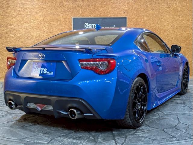 ８６ ＧＴリミテッド　ハイパフォーマンスパッケージ　ＴＲＤフロントエアロ　社外リアスポイラ　ＨＫＳ車高調　ＡＤＶＡＮ１７インチＡＷ　純正２本出しマフラー　ＬＥＤヘッドライト　フォグランプ　ハーフレザーシート　シートヒーター　オーディオ　クルコン　ＥＴＣ（14枚目）