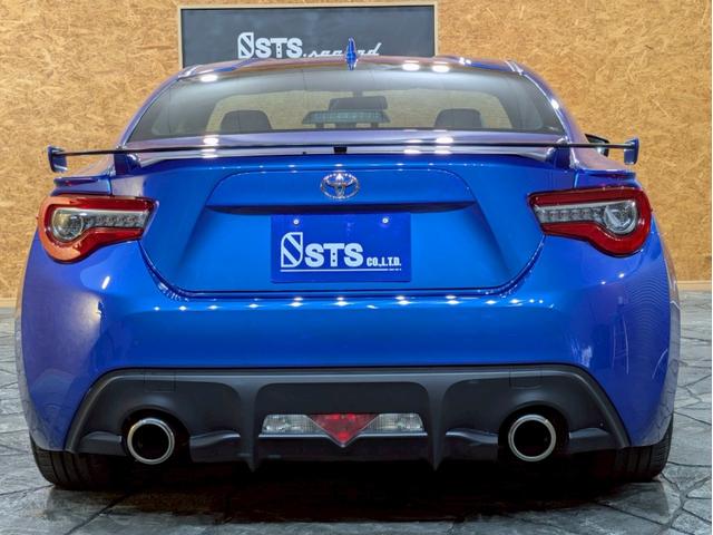 ８６ ＧＴリミテッド　ハイパフォーマンスパッケージ　ＴＲＤフロントエアロ　社外リアスポイラ　ＨＫＳ車高調　ＡＤＶＡＮ１７インチＡＷ　純正２本出しマフラー　ＬＥＤヘッドライト　フォグランプ　ハーフレザーシート　シートヒーター　オーディオ　クルコン　ＥＴＣ（15枚目）