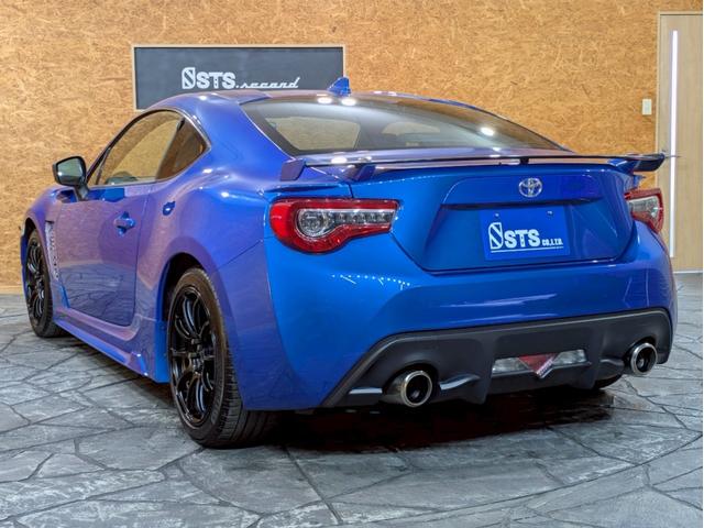 ８６ ＧＴリミテッド　ハイパフォーマンスパッケージ　ＴＲＤフロントエアロ　社外リアスポイラ　ＨＫＳ車高調　ＡＤＶＡＮ１７インチＡＷ　純正２本出しマフラー　ＬＥＤヘッドライト　フォグランプ　ハーフレザーシート　シートヒーター　オーディオ　クルコン　ＥＴＣ（17枚目）