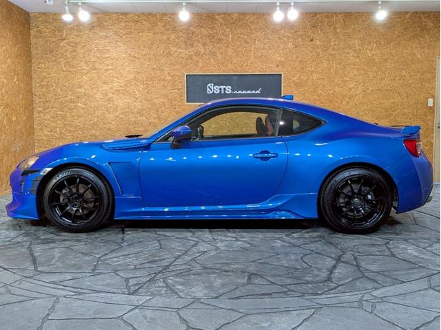 ８６ ＧＴリミテッド　ハイパフォーマンスパッケージ　ＴＲＤフロントエアロ　社外リアスポイラ　ＨＫＳ車高調　ＡＤＶＡＮ１７インチＡＷ　純正２本出しマフラー　ＬＥＤヘッドライト　フォグランプ　ハーフレザーシート　シートヒーター　オーディオ　クルコン　ＥＴＣ（18枚目）