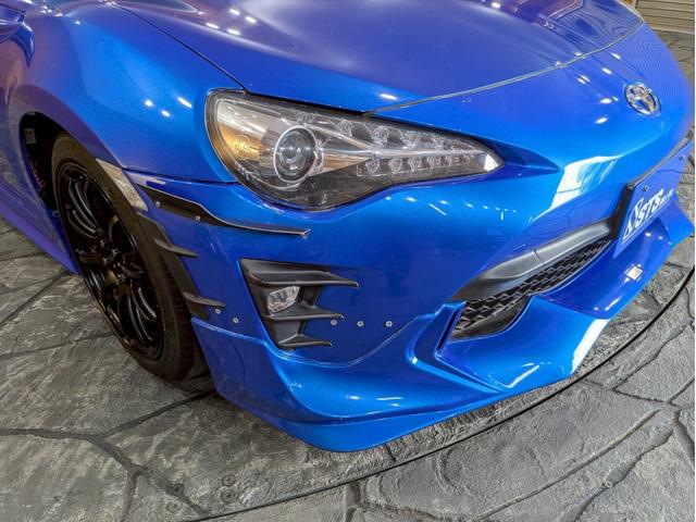 ８６ ＧＴリミテッド　ハイパフォーマンスパッケージ　ＴＲＤフロントエアロ　社外リアスポイラ　ＨＫＳ車高調　ＡＤＶＡＮ１７インチＡＷ　純正２本出しマフラー　ＬＥＤヘッドライト　フォグランプ　ハーフレザーシート　シートヒーター　オーディオ　クルコン　ＥＴＣ（21枚目）
