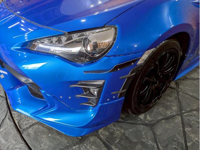 ８６ ＧＴリミテッド　ハイパフォーマンスパッケージ　ＴＲＤフロントエアロ　社外リアスポイラ　ＨＫＳ車高調　ＡＤＶＡＮ１７インチＡＷ　純正２本出しマフラー　ＬＥＤヘッドライト　フォグランプ　ハーフレザーシート　シートヒーター　オーディオ　クルコン　ＥＴＣ（22枚目）