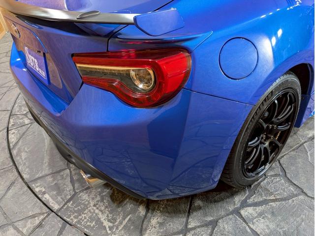 ８６ ＧＴリミテッド　ハイパフォーマンスパッケージ　ＴＲＤフロントエアロ　社外リアスポイラ　ＨＫＳ車高調　ＡＤＶＡＮ１７インチＡＷ　純正２本出しマフラー　ＬＥＤヘッドライト　フォグランプ　ハーフレザーシート　シートヒーター　オーディオ　クルコン　ＥＴＣ（27枚目）