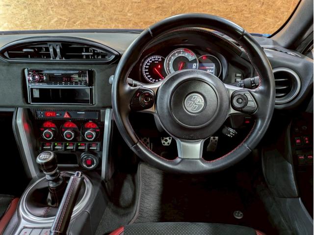 ８６ ＧＴリミテッド　ハイパフォーマンスパッケージ　ＴＲＤフロントエアロ　社外リアスポイラ　ＨＫＳ車高調　ＡＤＶＡＮ１７インチＡＷ　純正２本出しマフラー　ＬＥＤヘッドライト　フォグランプ　ハーフレザーシート　シートヒーター　オーディオ　クルコン　ＥＴＣ（32枚目）