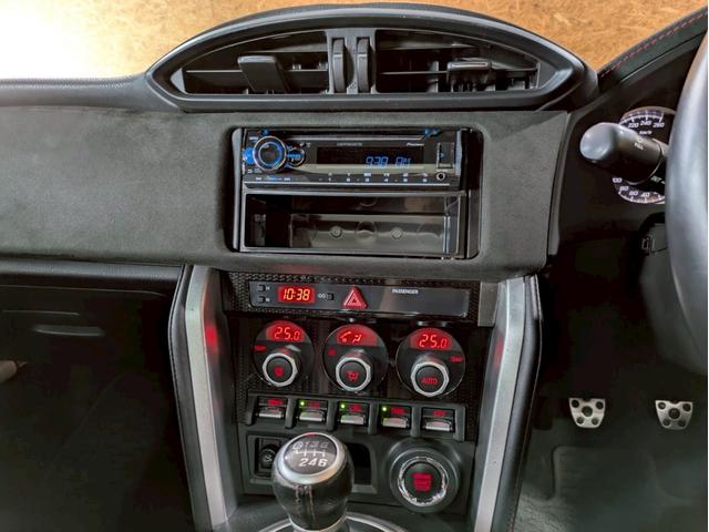 ８６ ＧＴリミテッド　ハイパフォーマンスパッケージ　ＴＲＤフロントエアロ　社外リアスポイラ　ＨＫＳ車高調　ＡＤＶＡＮ１７インチＡＷ　純正２本出しマフラー　ＬＥＤヘッドライト　フォグランプ　ハーフレザーシート　シートヒーター　オーディオ　クルコン　ＥＴＣ（43枚目）