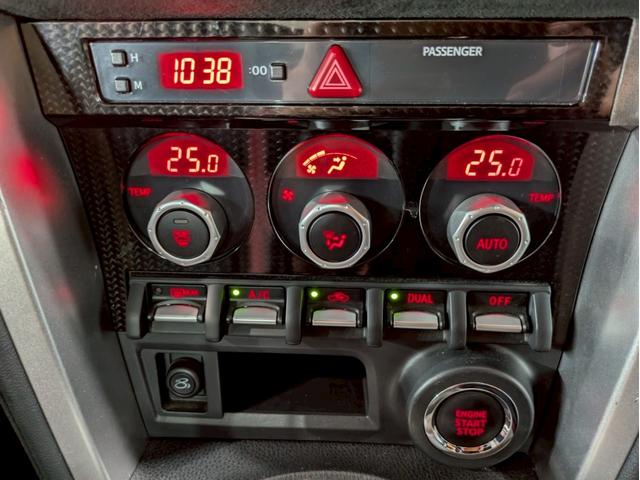 ８６ ＧＴリミテッド　ハイパフォーマンスパッケージ　ＴＲＤフロントエアロ　社外リアスポイラ　ＨＫＳ車高調　ＡＤＶＡＮ１７インチＡＷ　純正２本出しマフラー　ＬＥＤヘッドライト　フォグランプ　ハーフレザーシート　シートヒーター　オーディオ　クルコン　ＥＴＣ（45枚目）