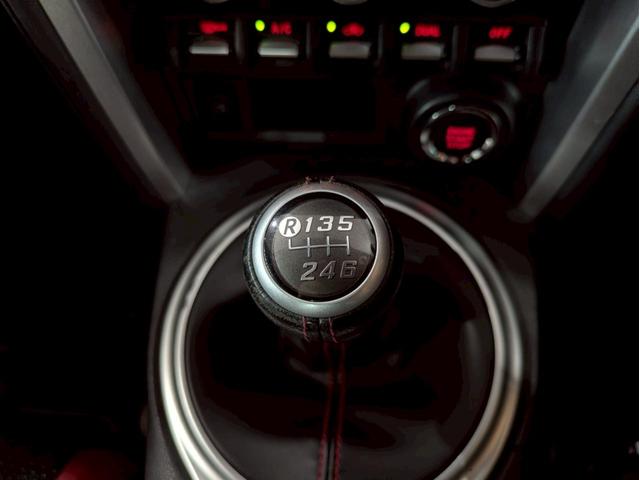 ８６ ＧＴリミテッド　ハイパフォーマンスパッケージ　ＴＲＤフロントエアロ　社外リアスポイラ　ＨＫＳ車高調　ＡＤＶＡＮ１７インチＡＷ　純正２本出しマフラー　ＬＥＤヘッドライト　フォグランプ　ハーフレザーシート　シートヒーター　オーディオ　クルコン　ＥＴＣ（46枚目）