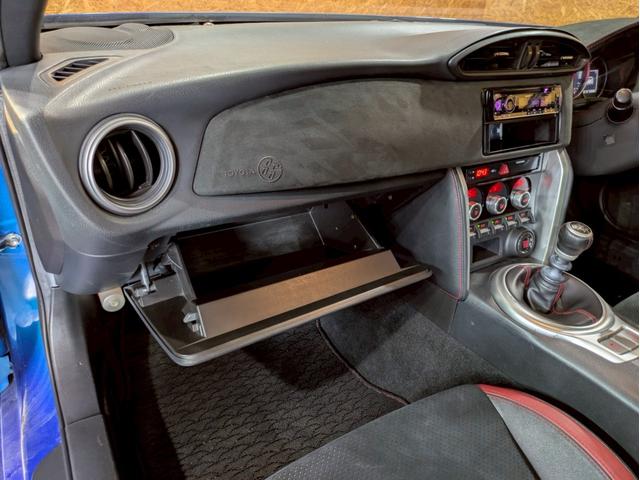 ８６ ＧＴリミテッド　ハイパフォーマンスパッケージ　ＴＲＤフロントエアロ　社外リアスポイラ　ＨＫＳ車高調　ＡＤＶＡＮ１７インチＡＷ　純正２本出しマフラー　ＬＥＤヘッドライト　フォグランプ　ハーフレザーシート　シートヒーター　オーディオ　クルコン　ＥＴＣ（51枚目）
