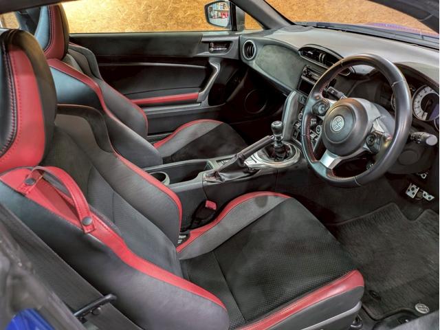 ８６ ＧＴリミテッド　ハイパフォーマンスパッケージ　ＴＲＤフロントエアロ　社外リアスポイラ　ＨＫＳ車高調　ＡＤＶＡＮ１７インチＡＷ　純正２本出しマフラー　ＬＥＤヘッドライト　フォグランプ　ハーフレザーシート　シートヒーター　オーディオ　クルコン　ＥＴＣ（52枚目）