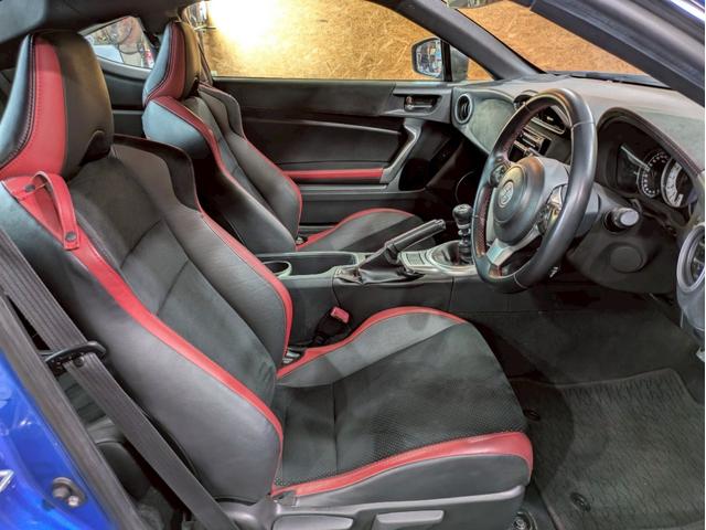 ８６ ＧＴリミテッド　ハイパフォーマンスパッケージ　ＴＲＤフロントエアロ　社外リアスポイラ　ＨＫＳ車高調　ＡＤＶＡＮ１７インチＡＷ　純正２本出しマフラー　ＬＥＤヘッドライト　フォグランプ　ハーフレザーシート　シートヒーター　オーディオ　クルコン　ＥＴＣ（53枚目）