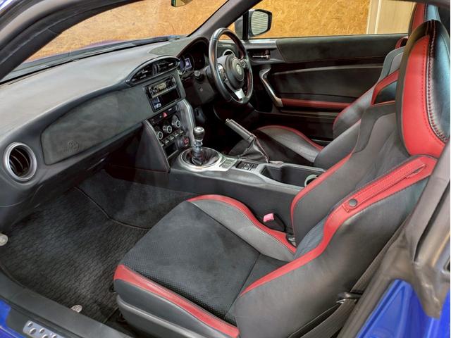 ８６ ＧＴリミテッド　ハイパフォーマンスパッケージ　ＴＲＤフロントエアロ　社外リアスポイラ　ＨＫＳ車高調　ＡＤＶＡＮ１７インチＡＷ　純正２本出しマフラー　ＬＥＤヘッドライト　フォグランプ　ハーフレザーシート　シートヒーター　オーディオ　クルコン　ＥＴＣ（55枚目）