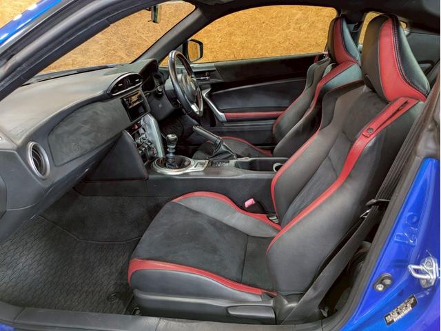 ８６ ＧＴリミテッド　ハイパフォーマンスパッケージ　ＴＲＤフロントエアロ　社外リアスポイラ　ＨＫＳ車高調　ＡＤＶＡＮ１７インチＡＷ　純正２本出しマフラー　ＬＥＤヘッドライト　フォグランプ　ハーフレザーシート　シートヒーター　オーディオ　クルコン　ＥＴＣ（56枚目）