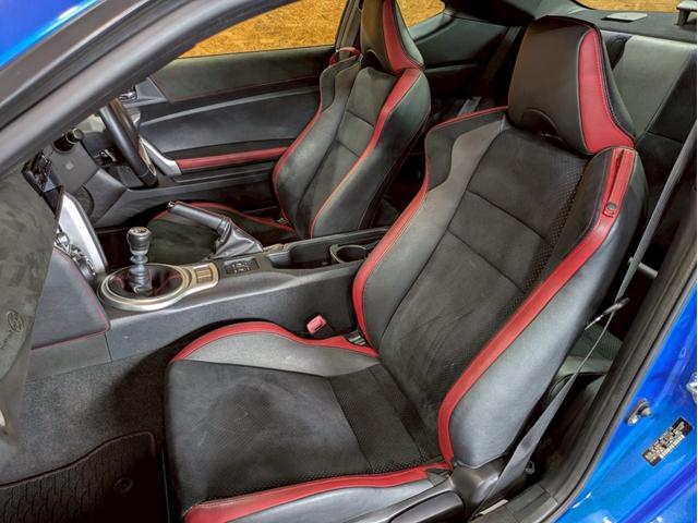 ８６ ＧＴリミテッド　ハイパフォーマンスパッケージ　ＴＲＤフロントエアロ　社外リアスポイラ　ＨＫＳ車高調　ＡＤＶＡＮ１７インチＡＷ　純正２本出しマフラー　ＬＥＤヘッドライト　フォグランプ　ハーフレザーシート　シートヒーター　オーディオ　クルコン　ＥＴＣ（57枚目）