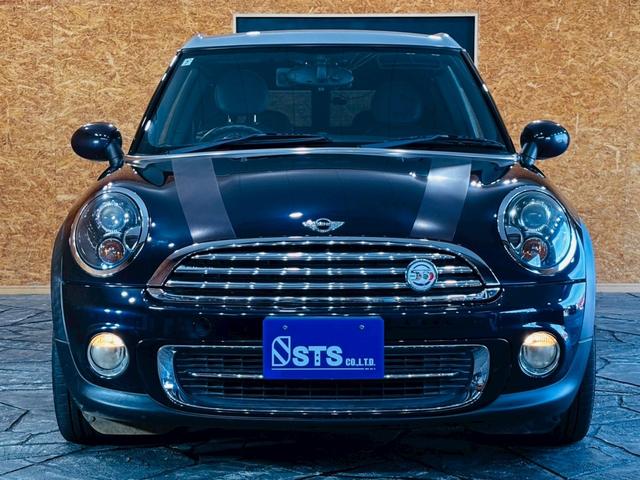 ＭＩＮＩ クーパー　クラブマン　ハンプトン　ユーザー様直接仕入　サンルーフ　５０周年記念グリルバッチ　専用サイドスカットル　専用ブラックレザーシート　シートヒーター　社外ナビ　バックカメラ　純正ＡＷ　ＨＩＤライト　スマートキー　予備キー　ＥＴＣ（8枚目）