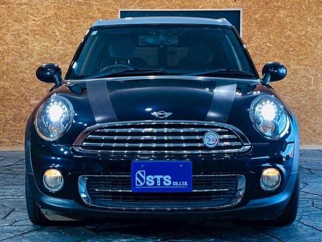 ＭＩＮＩ クーパー　クラブマン　ハンプトン　ユーザー様直接仕入　サンルーフ　５０周年記念グリルバッチ　専用サイドスカットル　専用ブラックレザーシート　シートヒーター　社外ナビ　バックカメラ　純正ＡＷ　ＨＩＤライト　スマートキー　予備キー　ＥＴＣ（9枚目）
