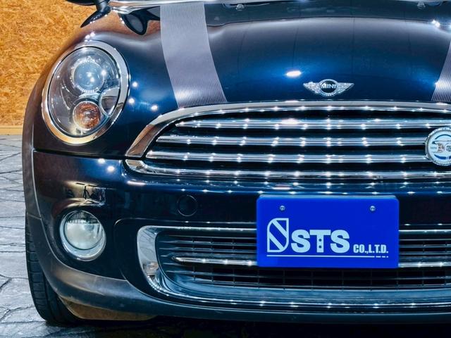 ＭＩＮＩ クーパー　クラブマン　ハンプトン　ユーザー様直接仕入　サンルーフ　５０周年記念グリルバッチ　専用サイドスカットル　専用ブラックレザーシート　シートヒーター　社外ナビ　バックカメラ　純正ＡＷ　ＨＩＤライト　スマートキー　予備キー　ＥＴＣ（10枚目）