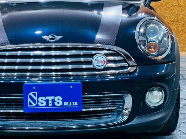 ＭＩＮＩ クーパー　クラブマン　ハンプトン　ユーザー様直接仕入　サンルーフ　５０周年記念グリルバッチ　専用サイドスカットル　専用ブラックレザーシート　シートヒーター　社外ナビ　バックカメラ　純正ＡＷ　ＨＩＤライト　スマートキー　予備キー　ＥＴＣ（11枚目）