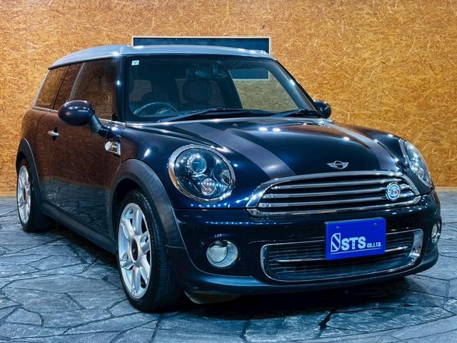 ＭＩＮＩ クーパー　クラブマン　ハンプトン　ユーザー様直接仕入　サンルーフ　５０周年記念グリルバッチ　専用サイドスカットル　専用ブラックレザーシート　シートヒーター　社外ナビ　バックカメラ　純正ＡＷ　ＨＩＤライト　スマートキー　予備キー　ＥＴＣ（12枚目）