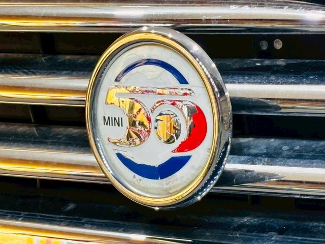 ＭＩＮＩ クーパー　クラブマン　ハンプトン　ユーザー様直接仕入　サンルーフ　５０周年記念グリルバッチ　専用サイドスカットル　専用ブラックレザーシート　シートヒーター　社外ナビ　バックカメラ　純正ＡＷ　ＨＩＤライト　スマートキー　予備キー　ＥＴＣ（22枚目）