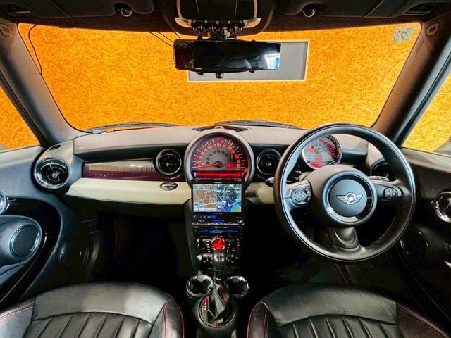 ＭＩＮＩ クーパー　クラブマン　ハンプトン　ユーザー様直接仕入　サンルーフ　５０周年記念グリルバッチ　専用サイドスカットル　専用ブラックレザーシート　シートヒーター　社外ナビ　バックカメラ　純正ＡＷ　ＨＩＤライト　スマートキー　予備キー　ＥＴＣ（25枚目）