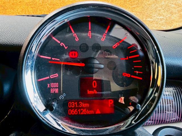 ＭＩＮＩ クーパー　クラブマン　ハンプトン　ユーザー様直接仕入　サンルーフ　５０周年記念グリルバッチ　専用サイドスカットル　専用ブラックレザーシート　シートヒーター　社外ナビ　バックカメラ　純正ＡＷ　ＨＩＤライト　スマートキー　予備キー　ＥＴＣ（26枚目）
