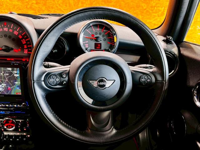 ＭＩＮＩ クーパー　クラブマン　ハンプトン　ユーザー様直接仕入　サンルーフ　５０周年記念グリルバッチ　専用サイドスカットル　専用ブラックレザーシート　シートヒーター　社外ナビ　バックカメラ　純正ＡＷ　ＨＩＤライト　スマートキー　予備キー　ＥＴＣ（28枚目）