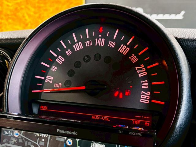ＭＩＮＩ クーパー　クラブマン　ハンプトン　ユーザー様直接仕入　サンルーフ　５０周年記念グリルバッチ　専用サイドスカットル　専用ブラックレザーシート　シートヒーター　社外ナビ　バックカメラ　純正ＡＷ　ＨＩＤライト　スマートキー　予備キー　ＥＴＣ（40枚目）
