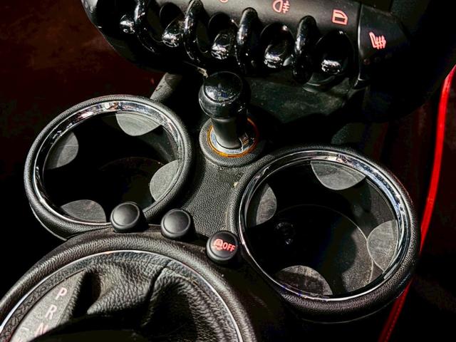 ＭＩＮＩ クーパー　クラブマン　ハンプトン　ユーザー様直接仕入　サンルーフ　５０周年記念グリルバッチ　専用サイドスカットル　専用ブラックレザーシート　シートヒーター　社外ナビ　バックカメラ　純正ＡＷ　ＨＩＤライト　スマートキー　予備キー　ＥＴＣ（42枚目）