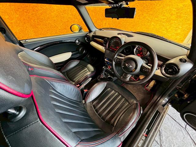 ＭＩＮＩ クーパー　クラブマン　ハンプトン　ユーザー様直接仕入　サンルーフ　５０周年記念グリルバッチ　専用サイドスカットル　専用ブラックレザーシート　シートヒーター　社外ナビ　バックカメラ　純正ＡＷ　ＨＩＤライト　スマートキー　予備キー　ＥＴＣ（49枚目）
