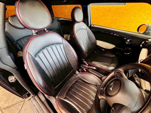 ＭＩＮＩ クーパー　クラブマン　ハンプトン　ユーザー様直接仕入　サンルーフ　５０周年記念グリルバッチ　専用サイドスカットル　専用ブラックレザーシート　シートヒーター　社外ナビ　バックカメラ　純正ＡＷ　ＨＩＤライト　スマートキー　予備キー　ＥＴＣ（51枚目）