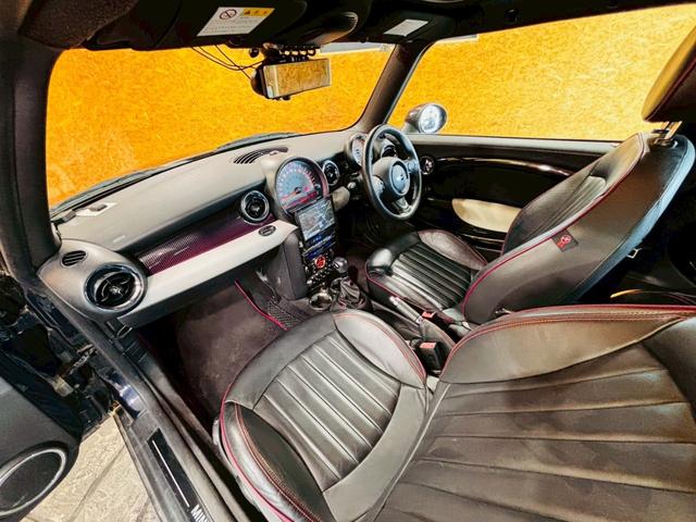 ＭＩＮＩ クーパー　クラブマン　ハンプトン　ユーザー様直接仕入　サンルーフ　５０周年記念グリルバッチ　専用サイドスカットル　専用ブラックレザーシート　シートヒーター　社外ナビ　バックカメラ　純正ＡＷ　ＨＩＤライト　スマートキー　予備キー　ＥＴＣ（52枚目）