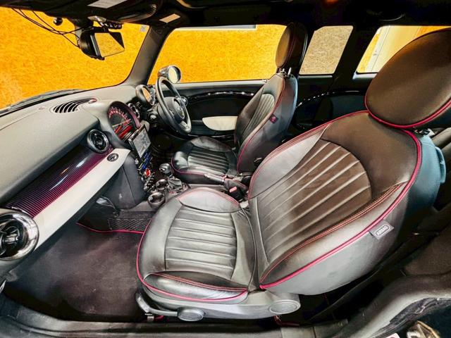 ＭＩＮＩ クーパー　クラブマン　ハンプトン　ユーザー様直接仕入　サンルーフ　５０周年記念グリルバッチ　専用サイドスカットル　専用ブラックレザーシート　シートヒーター　社外ナビ　バックカメラ　純正ＡＷ　ＨＩＤライト　スマートキー　予備キー　ＥＴＣ（53枚目）