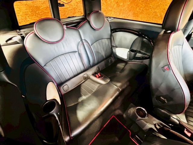 ＭＩＮＩ クーパー　クラブマン　ハンプトン　ユーザー様直接仕入　サンルーフ　５０周年記念グリルバッチ　専用サイドスカットル　専用ブラックレザーシート　シートヒーター　社外ナビ　バックカメラ　純正ＡＷ　ＨＩＤライト　スマートキー　予備キー　ＥＴＣ（55枚目）