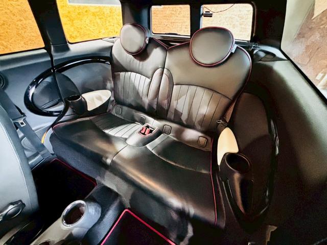 ＭＩＮＩ クーパー　クラブマン　ハンプトン　ユーザー様直接仕入　サンルーフ　５０周年記念グリルバッチ　専用サイドスカットル　専用ブラックレザーシート　シートヒーター　社外ナビ　バックカメラ　純正ＡＷ　ＨＩＤライト　スマートキー　予備キー　ＥＴＣ（56枚目）