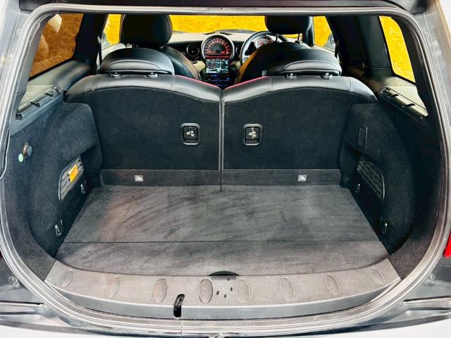 ＭＩＮＩ クーパー　クラブマン　ハンプトン　ユーザー様直接仕入　サンルーフ　５０周年記念グリルバッチ　専用サイドスカットル　専用ブラックレザーシート　シートヒーター　社外ナビ　バックカメラ　純正ＡＷ　ＨＩＤライト　スマートキー　予備キー　ＥＴＣ（59枚目）