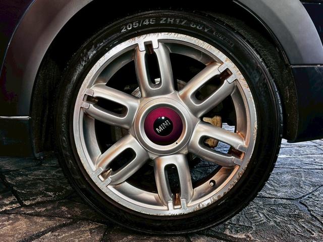 ＭＩＮＩ クーパー　クラブマン　ハンプトン　ユーザー様直接仕入　サンルーフ　５０周年記念グリルバッチ　専用サイドスカットル　専用ブラックレザーシート　シートヒーター　社外ナビ　バックカメラ　純正ＡＷ　ＨＩＤライト　スマートキー　予備キー　ＥＴＣ（61枚目）